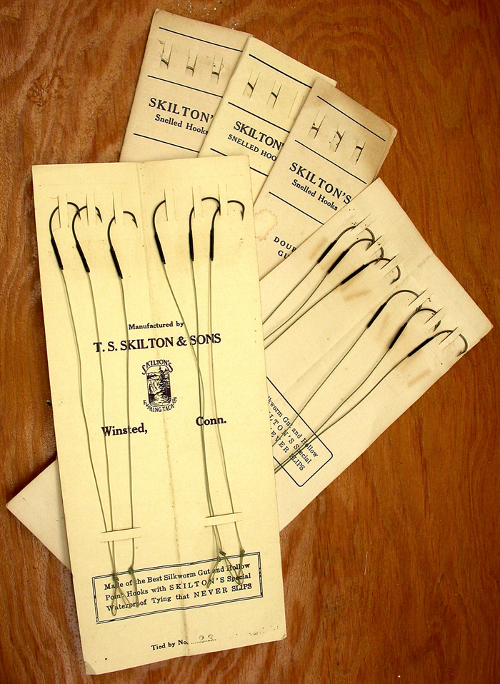 31a   Skilton & Sons snelled hook packets, Kinsey, #12 (about a 4/0), bronzed & japanned, treble gut (tight twist). 
