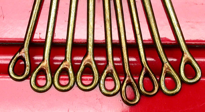 42g The same selection of small, about 10/0 hook eyes with the bends lined up. Note the differences in length and shape.
