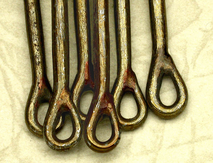 42k The same selection of large, about 13/0 hook points with the bends lined up. Note the differences in length and shape. 